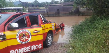 Bombeiros realizam resgate de dois homens à deriva no Rio Itajaí-açu
