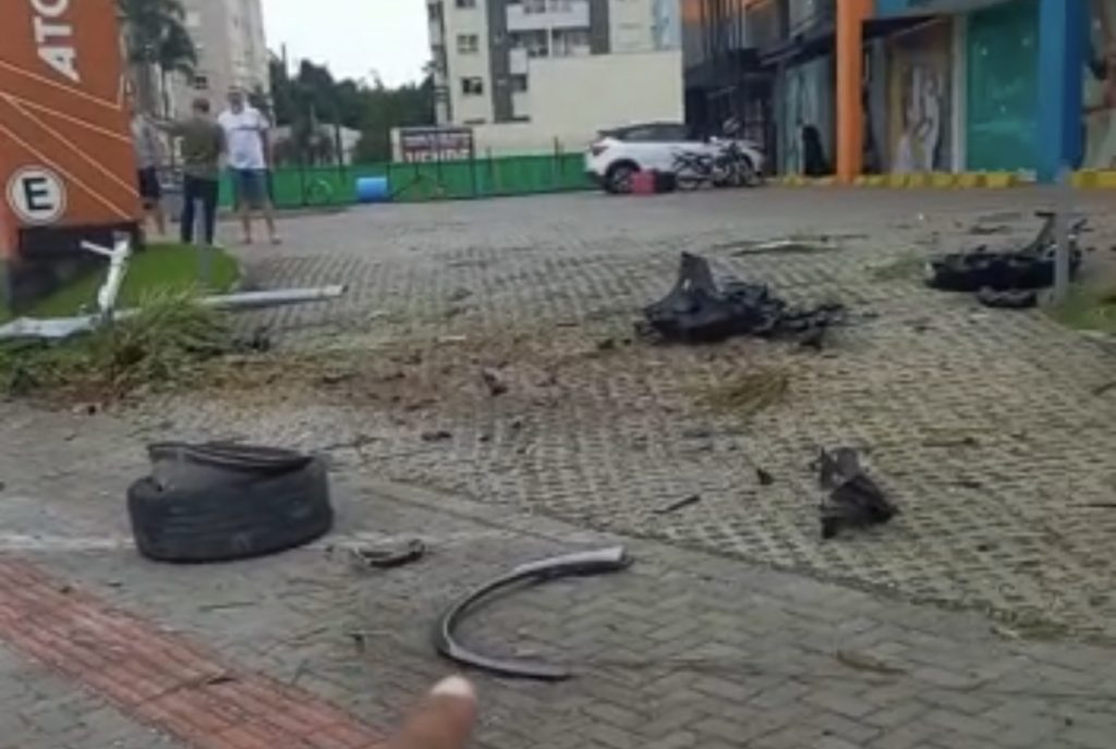 Motorista deixa rastro de destruição após acidente em Blumenau