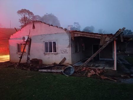 Casa é destruída pelo fogo em Taió