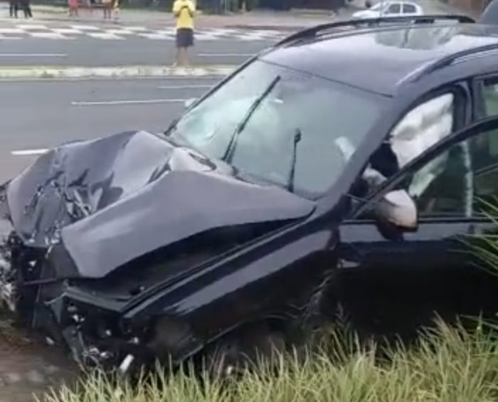 Motorista deixa rastro de destruição após acidente em Blumenau 