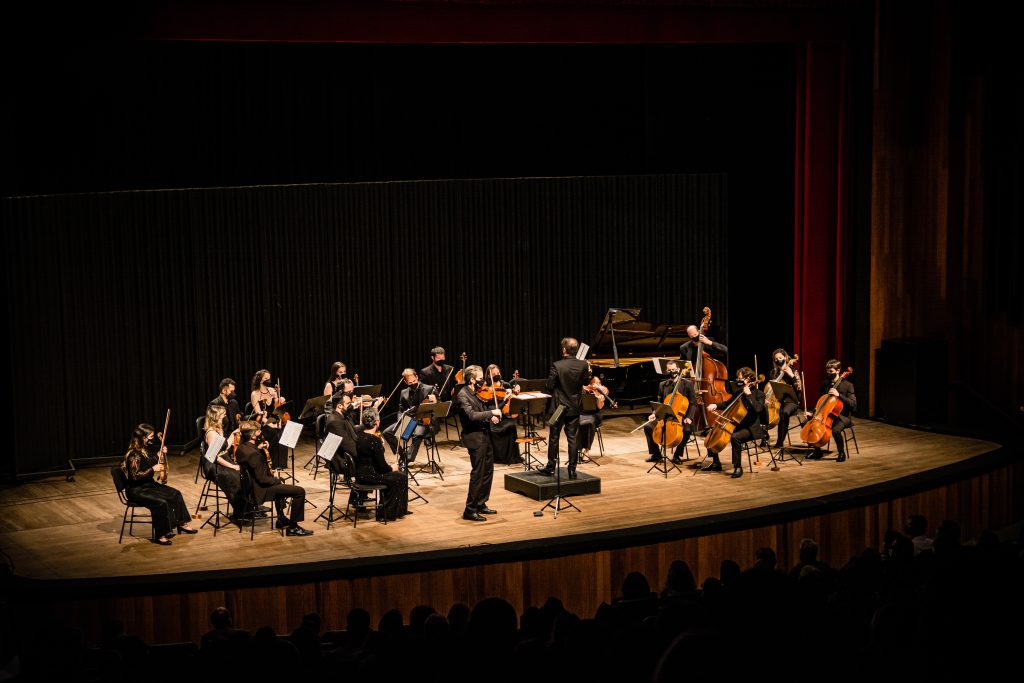 Camerata Florianópolis se apresenta no Teatro Municipal de Timbó