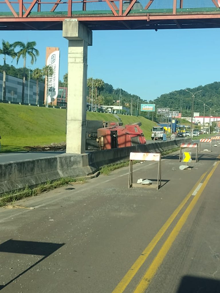 Tombamento de carreta deixa trânsito interditado em Blumenau