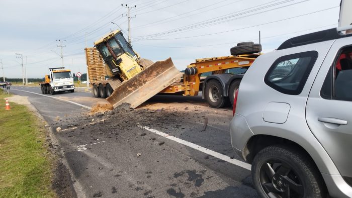 Colisão entre carro e trator deixa um homem e duas crianças feridas em Gaspar