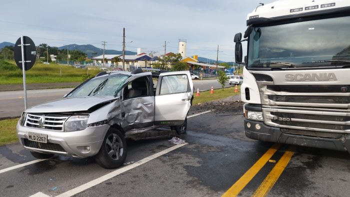 Colisão entre carro e trator deixa um homem e duas crianças feridas em Gaspar