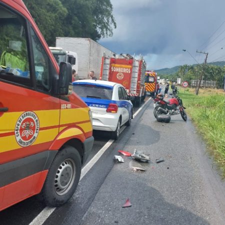 Acidente envolvendo quatro veículos deixa vítima com fratura exposta em Blumenau