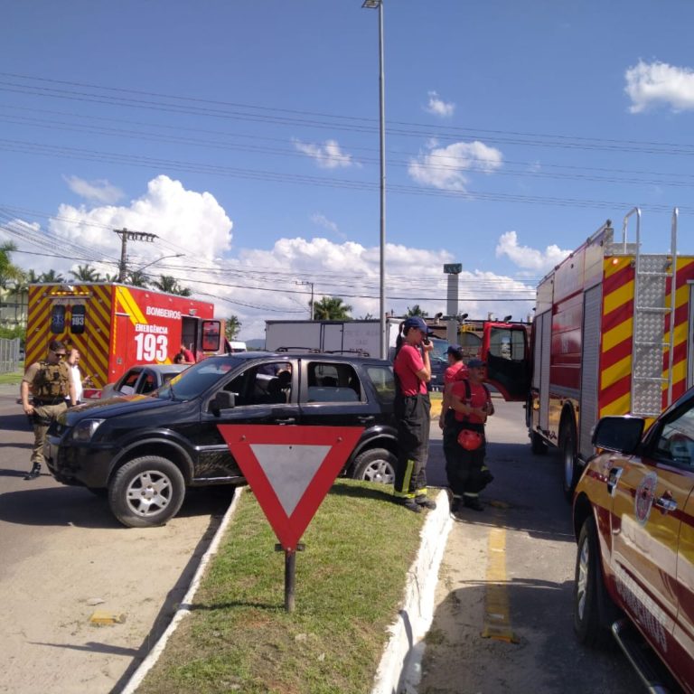 Acidente envolvendo cinco pessoas deixa jovem ferida em Timbó