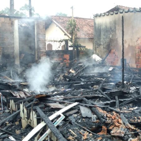 Casa incendiada em Balneário Piçarras