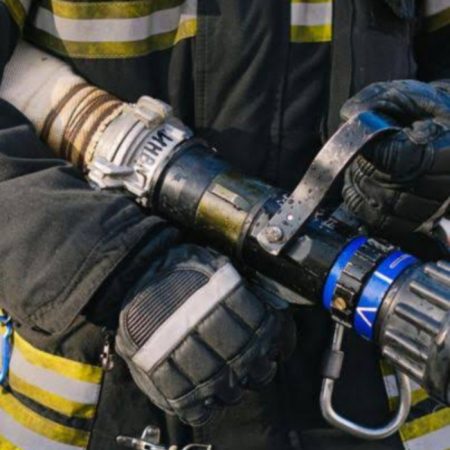 Bombeiros atendem ocorrência de incêndio em cozinha de residência em Rodeio
