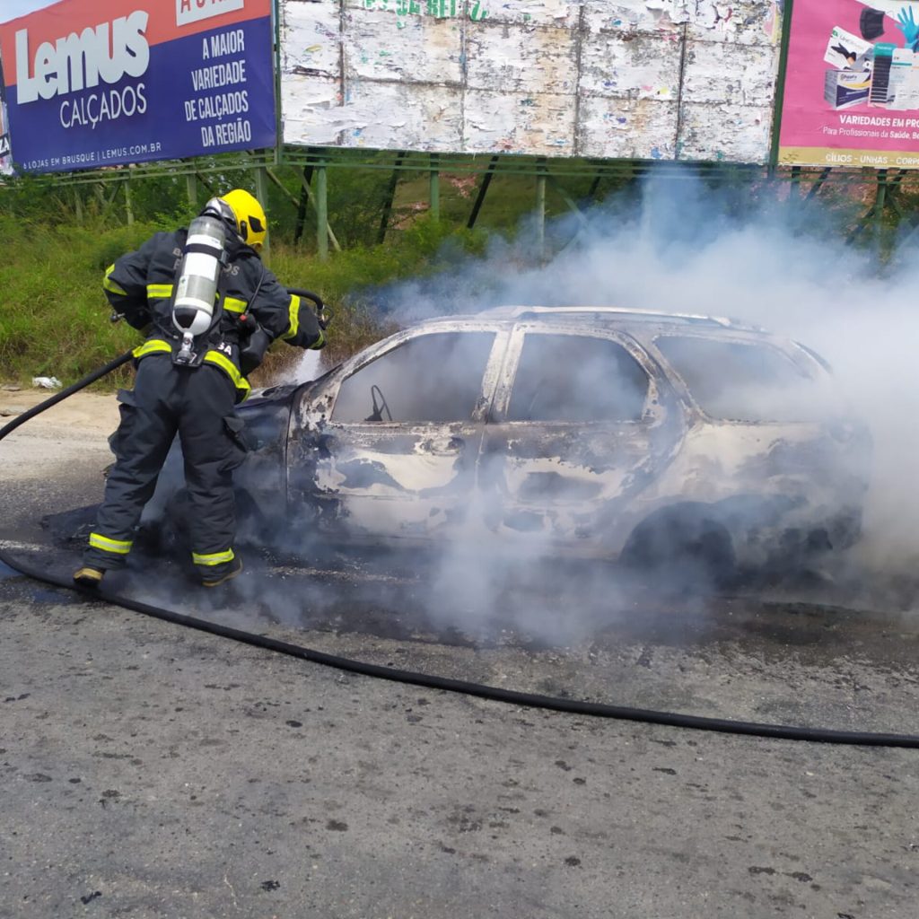 Veículo fica completamente destruído após pegar fogo em Brusque