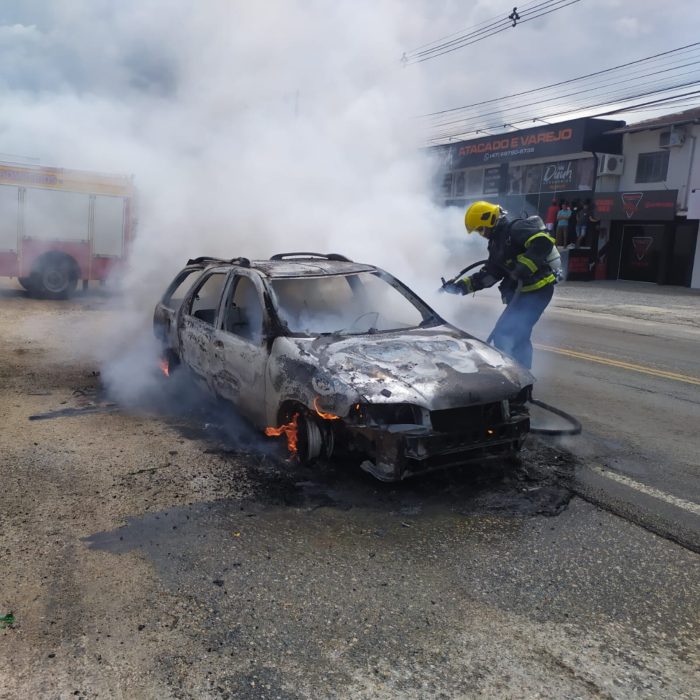 Veículo fica completamente destruído após pegar fogo em Brusque