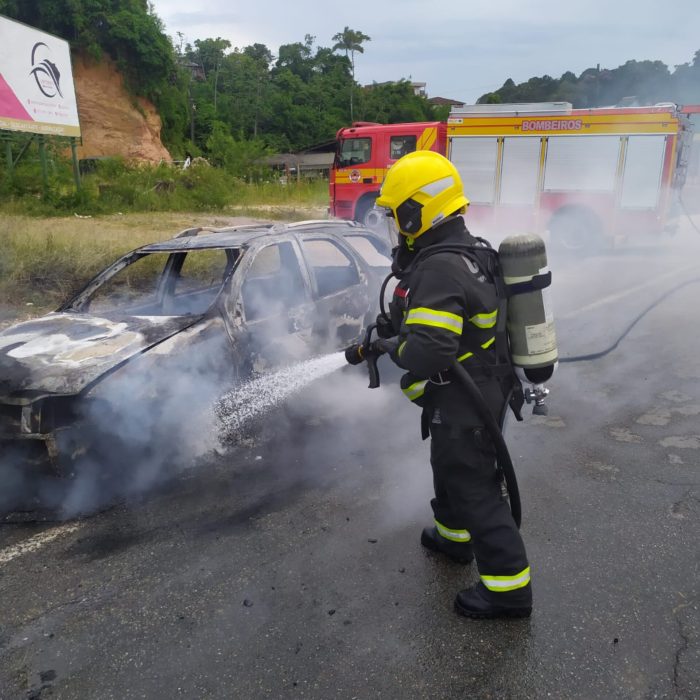 Veículo fica completamente destruído após pegar fogo em Brusque