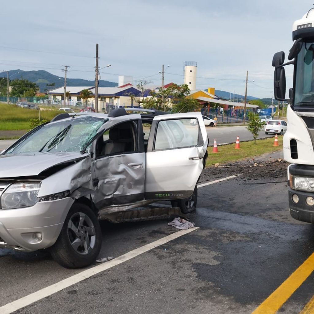 Colisão entre carro e trator deixa um homem e duas crianças feridas em Gaspar