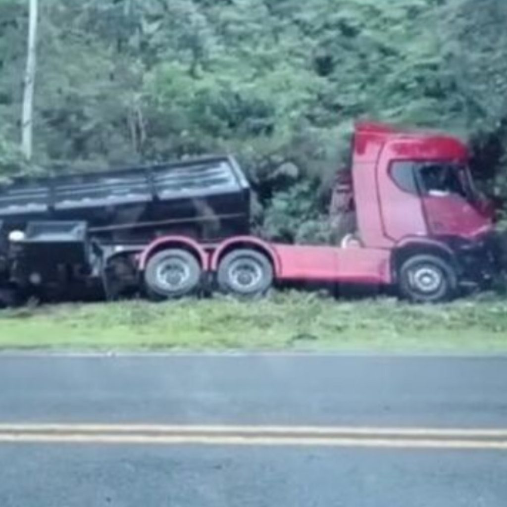 Colisão entre carro e carreta deixa um morto em Jaraguá do Sul