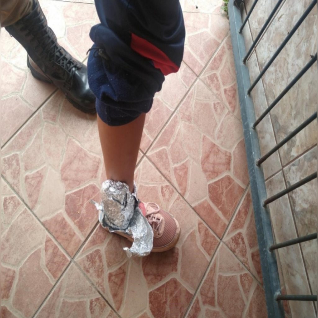 Mulher com tornozeleira eletrônica é presa por tráfico de drogas em Blumenau