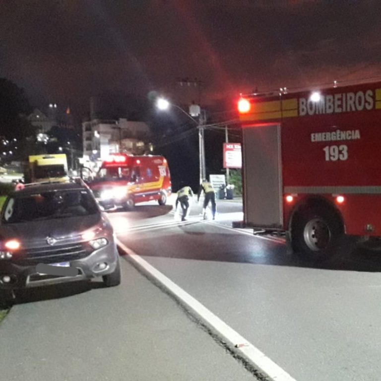 Dois homens ficam em estado grave após acidente de trânsito com carro e moto em Gaspar