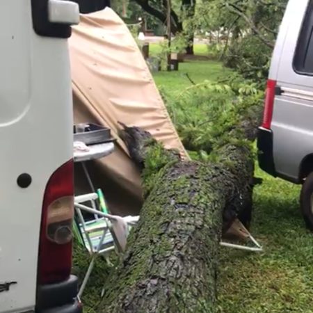 Campistas de um evento de motorhomes ficam assustados com forte temporal no Paraná