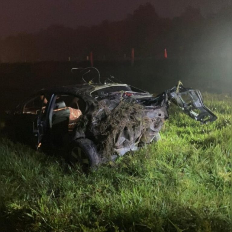 Homem morre após ser atirado para fora de veículo em capotamento no Vale do Itajaí