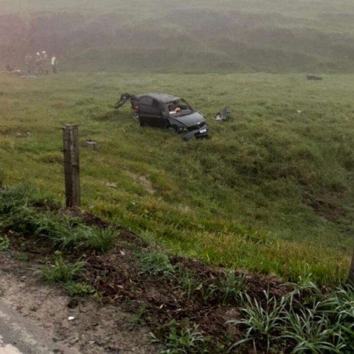 Homem morre após ser atirado para fora de veículo em capotamento no Vale do Itajaí 
