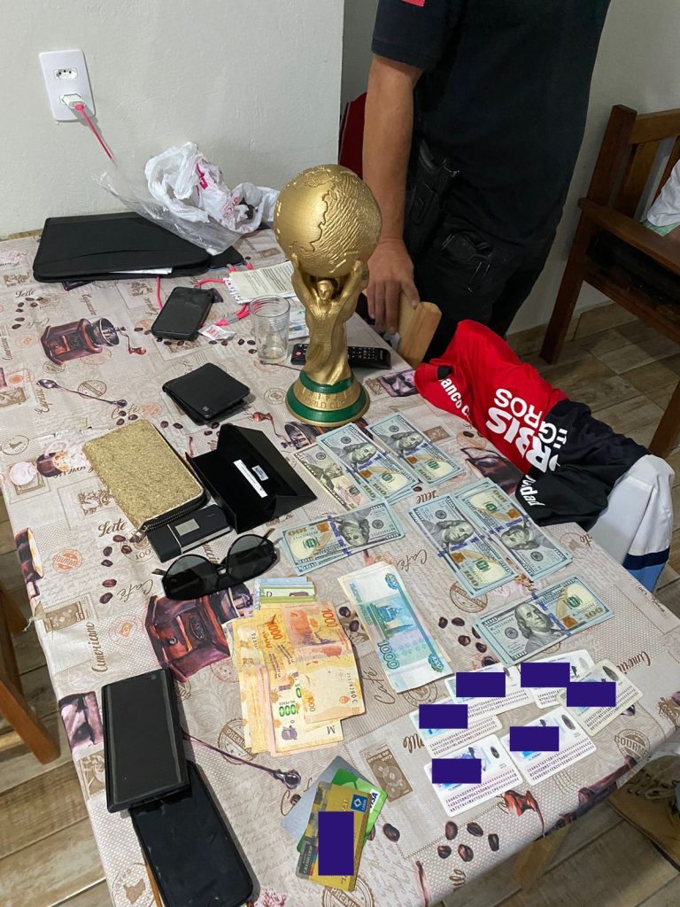 Polícia Civil recupera réplica de taça da Copa do Mundo e mais de R$ 35 mil furtados de turistas russos em Florianópolis