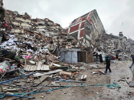 Terremotos na Turquia e Síria já contabilizam 5.000 mortos; Países enviam ajuda humanitária