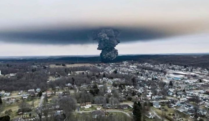 Trem descarrila, explode e libera componente tóxico no ar em Ohio, EUA