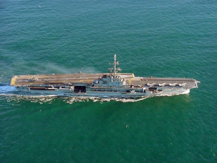 Marinha brasileira afunda navio porta-aviões que carregava material tóxico