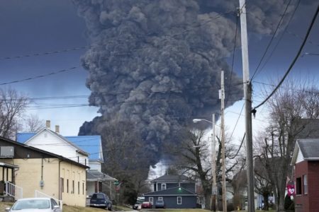 Trem descarrila, explode e libera componente tóxico no ar em Ohio, EUA