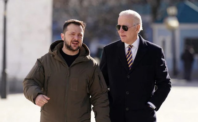 Joe Biden visita a Ucrânia de surpresa e se encontra com Zelensky