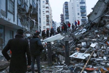 Terremoto de magnitude 7,8 mata 1.200 pessoas na Turquia e na Síria