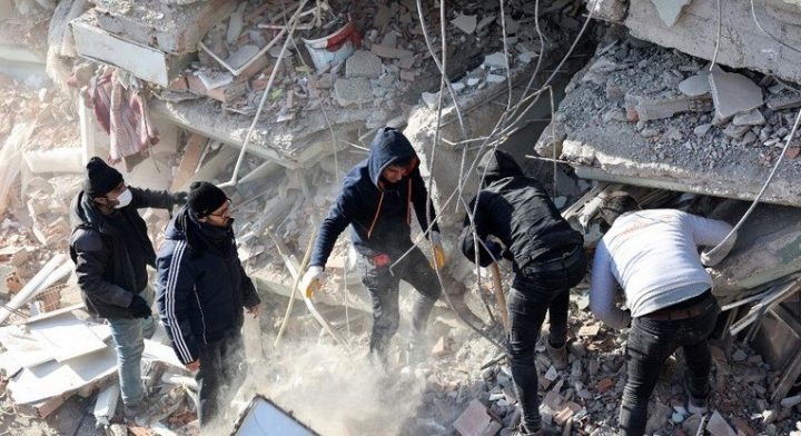 Números de mortos na Turquia e Síria ultrapassam os 22 mil; Síria recebe ajuda internacional