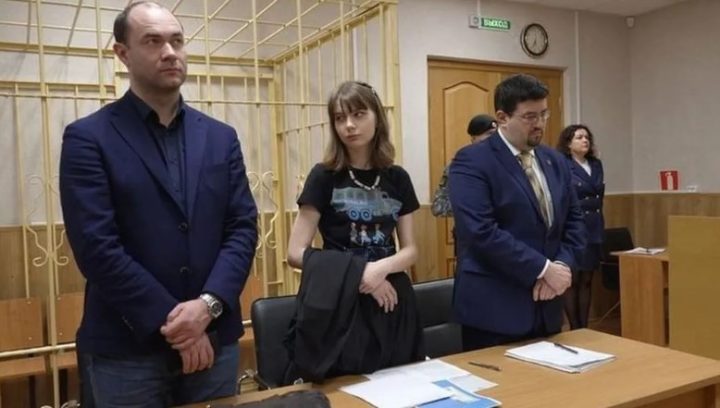 Jovem russa presa por postar críticas à guerra pode pegar pena de 10 anos