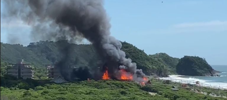 Warung Beach Club pega fogo em Itajaí