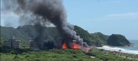 Warung Beach Club pega fogo em Itajaí