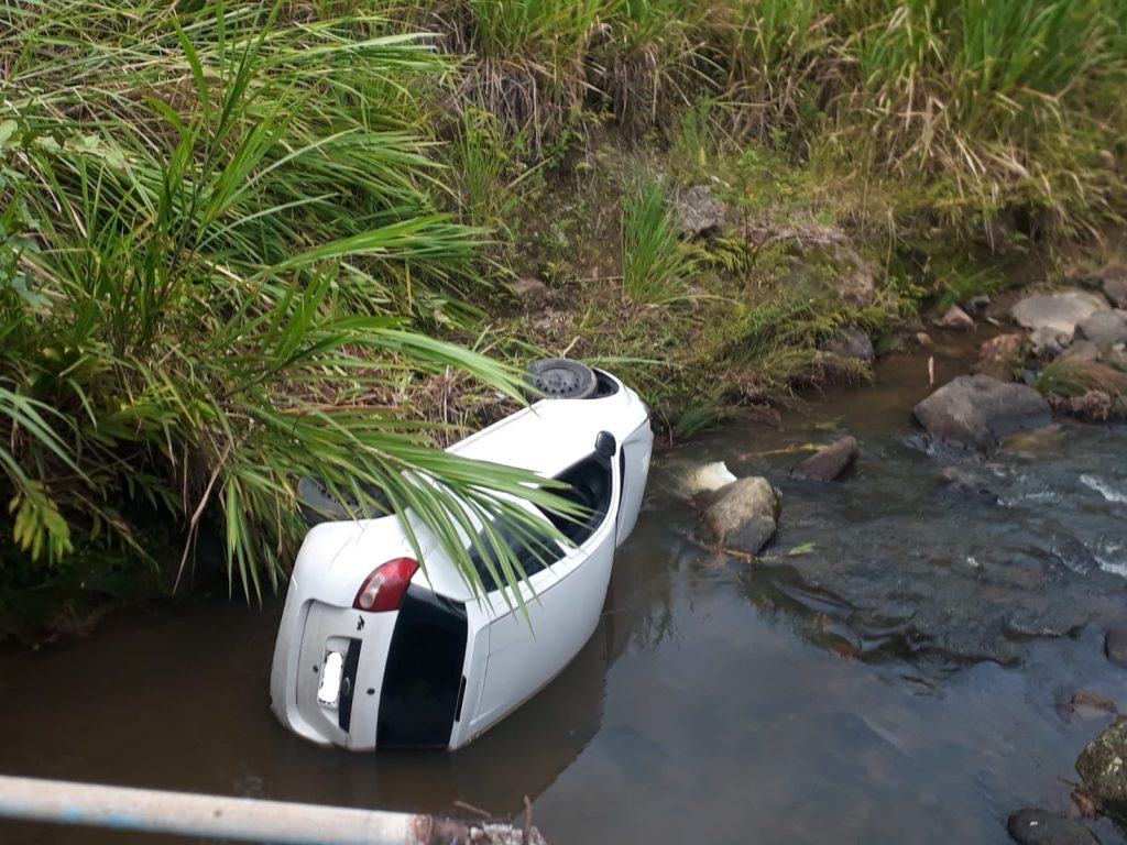 Cinco pessoas caem em córrego de Rio do Sul