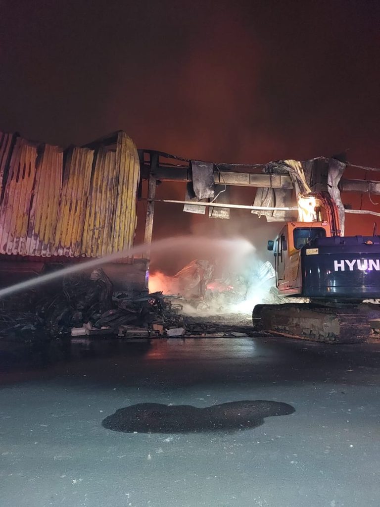 Bombeiros continuam com o trabalho de rescaldo em galpão de empresa de Brusque após incêndio