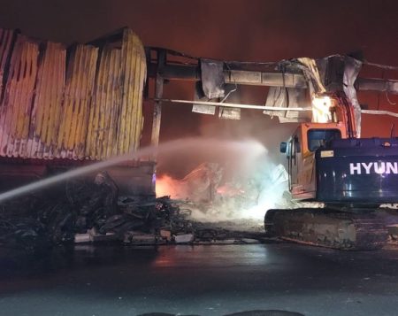Bombeiros continuam com o trabalho de rescaldo em galpão de empresa de Brusque após incêndio