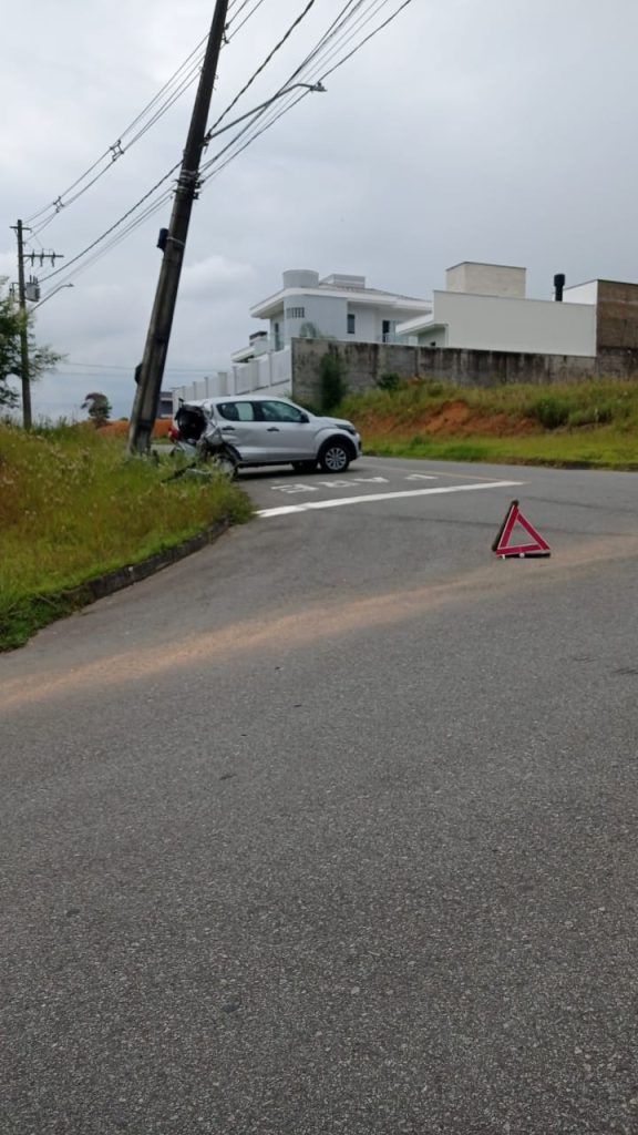 Após colisão, carro quase derruba poste em Timbó