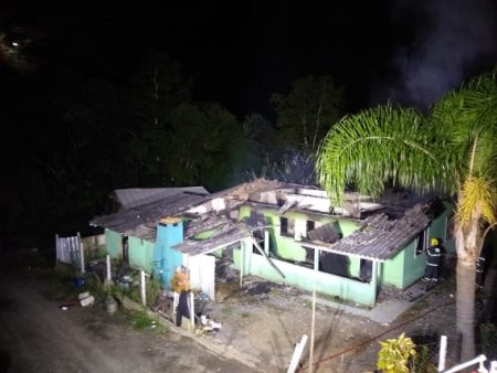 Incêndio destrói casa em Taió