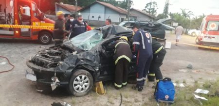 Homem fica ferido após capotar carro na BR-470 em Gaspar