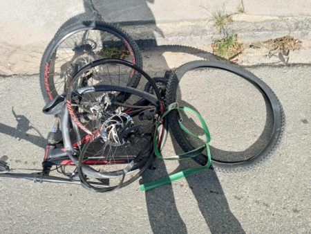 Mulher sofre ferimentos leves após ter bicicleta destruída por caminhão em Timbó