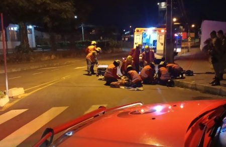 Dois jovens de motocicleta ficam feridos após colidir contra poste em Indaial