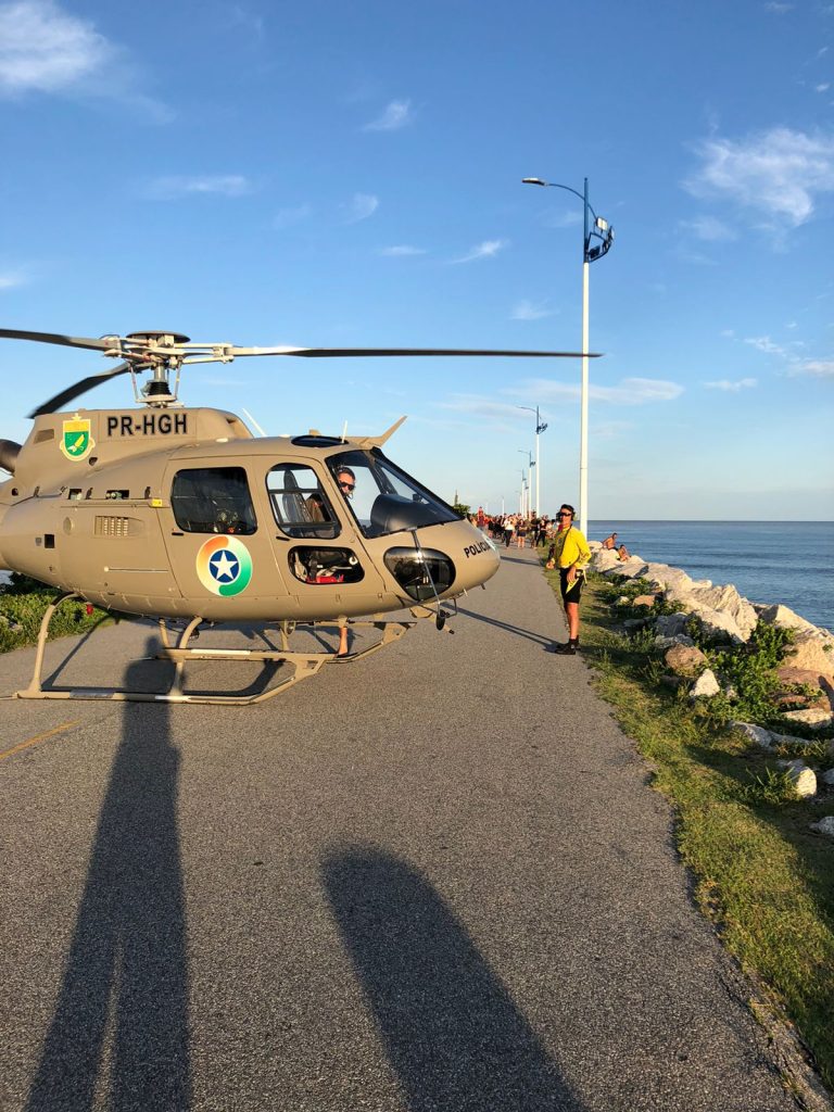 Helicóptero da Polícia auxilia no resgate de dois homens que se afogavam em praia de Itajaí