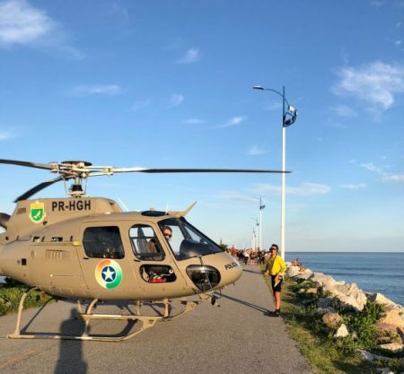 Helicóptero da Polícia auxilia no resgate de dois homens que se afogavam em praia de Itajaí