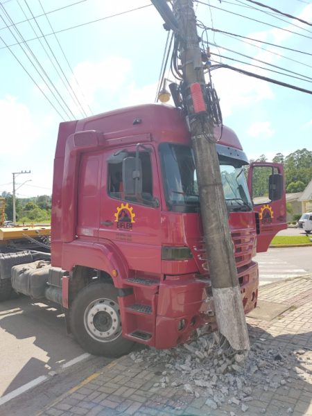 Caminhão sem freios quase derruba poste em Ituporanga