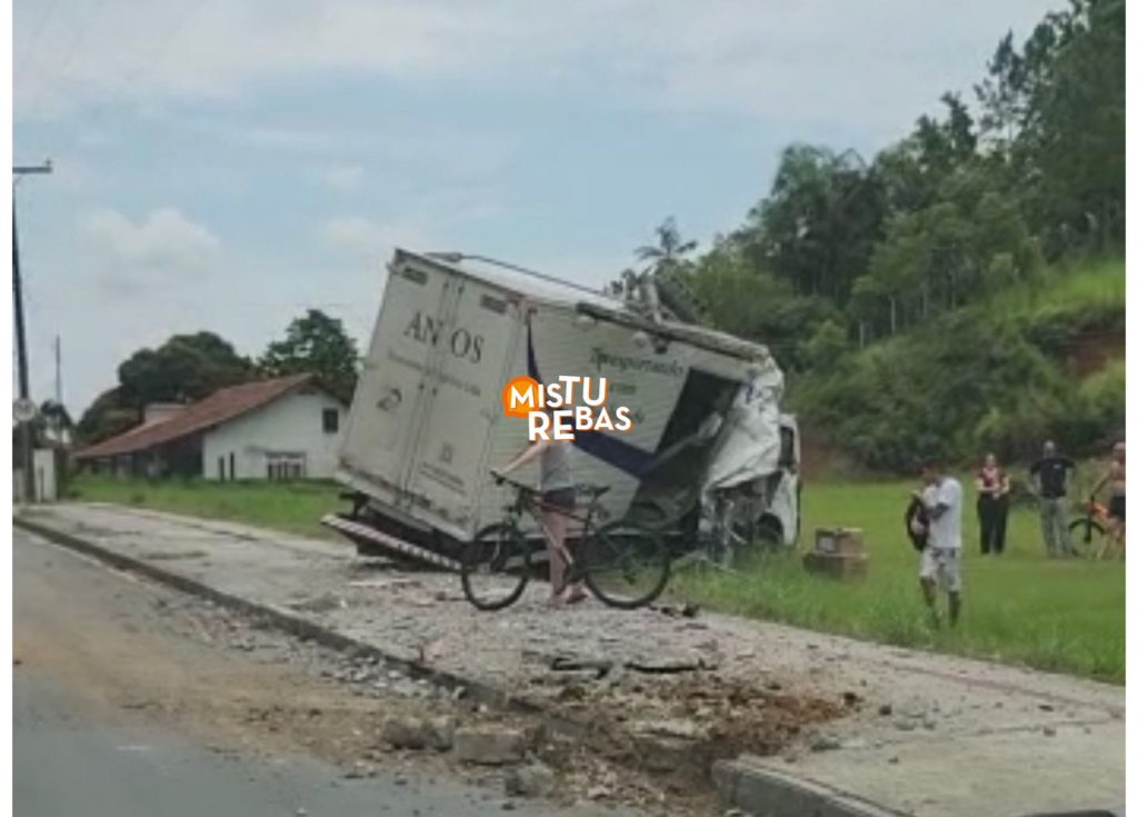 Caminhão derruba e arrasta poste, deixando moradores sem energia em Timbó