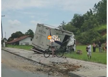 Caminhão derruba e arrasta poste, deixando moradores sem energia em Timbó