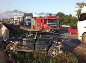 Caminhão e carro colidem na BR-470 em Indaial