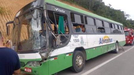 Ônibus escolar se envolve em acidente na BR-470 em Apiúna