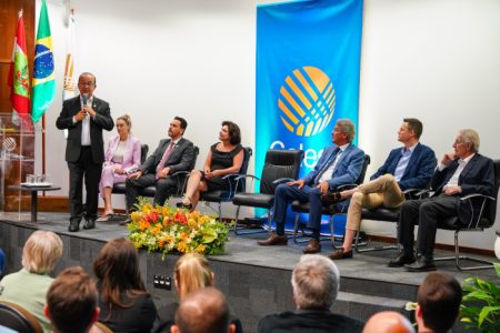 Governador de Santa Catarina defende Celesc pública e eficiente