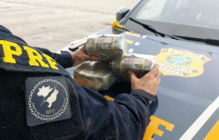 PRF encontra 330 mil dólares em fundo falso de picape na BR-101 em Itajaí